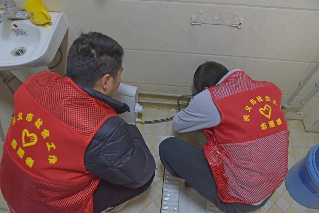 黔西南：州市30余家单位联动学雷锋 精准服务搬迁群众暖民心(图5)