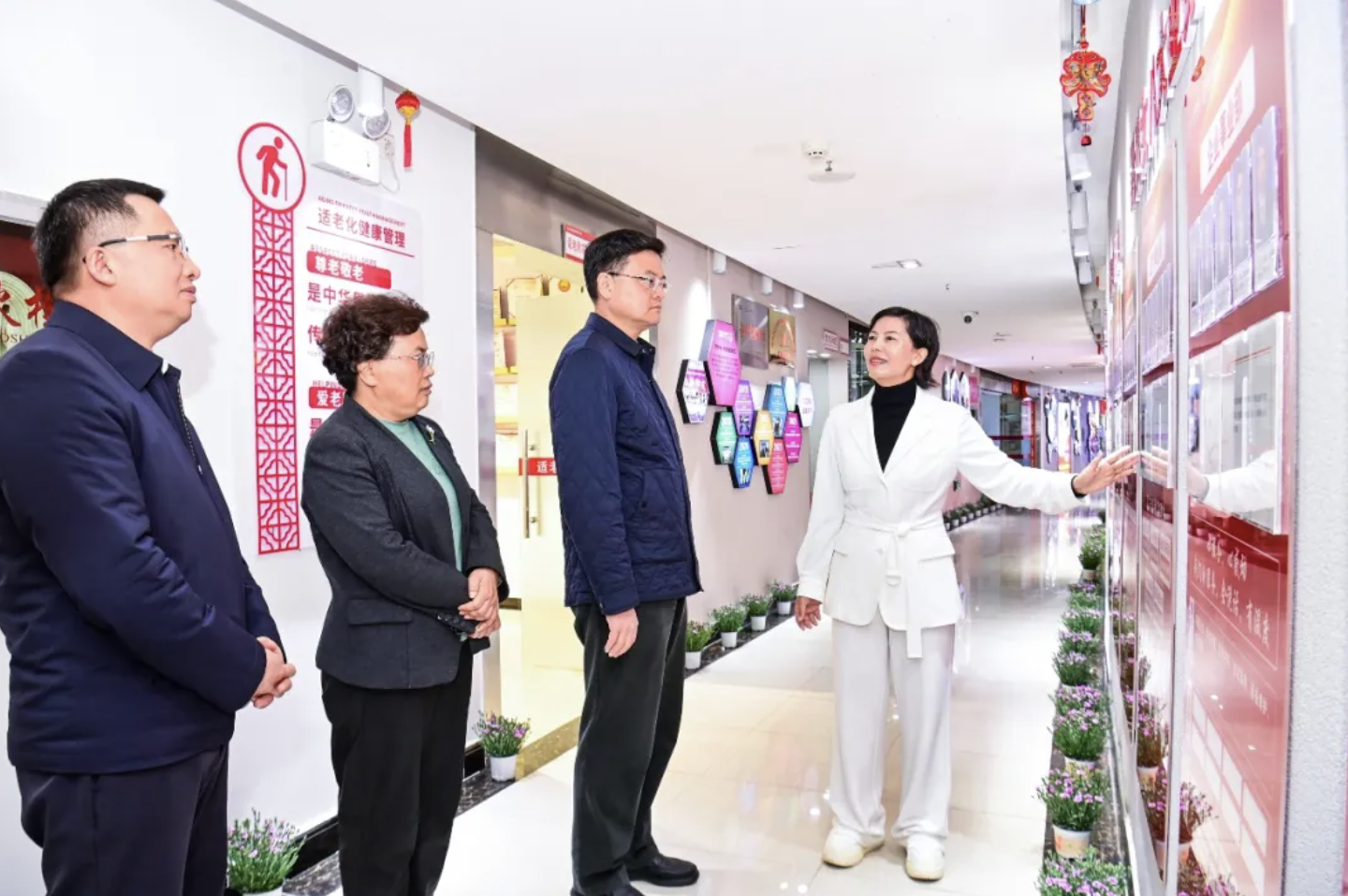 邱祯国罗春红顾先林开展“三八”国际劳动妇女节调研慰问活动 向全州广大妇女同胞致以节日问候和美好祝福(图3)