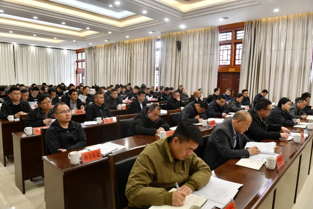 兴义市委常委会（扩大）会议暨2025年度乡镇（街道）、市直党（工）委书记抓基层党建工作述职评议会议召开(图3)