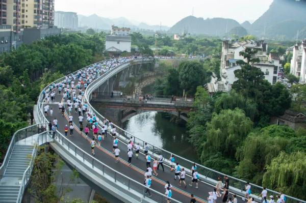 【黔西南州所有A级景区免费！】跑过峰林，再看山河｜凭号码布，解锁兴义“一城八景”(图2)
