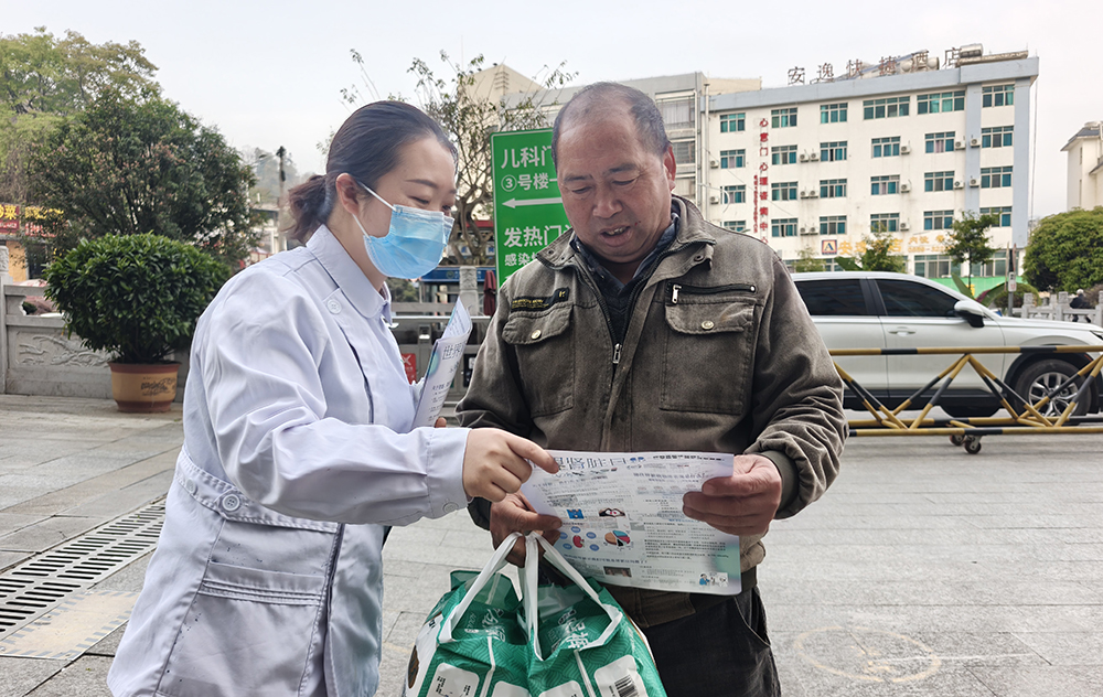 市医院开展“学雷锋月”系列义诊活动(图2)