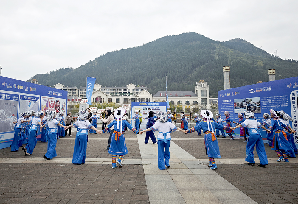 “贵州·村舞”亮相马拉松领物现场 非遗盛宴迎客来(图1)