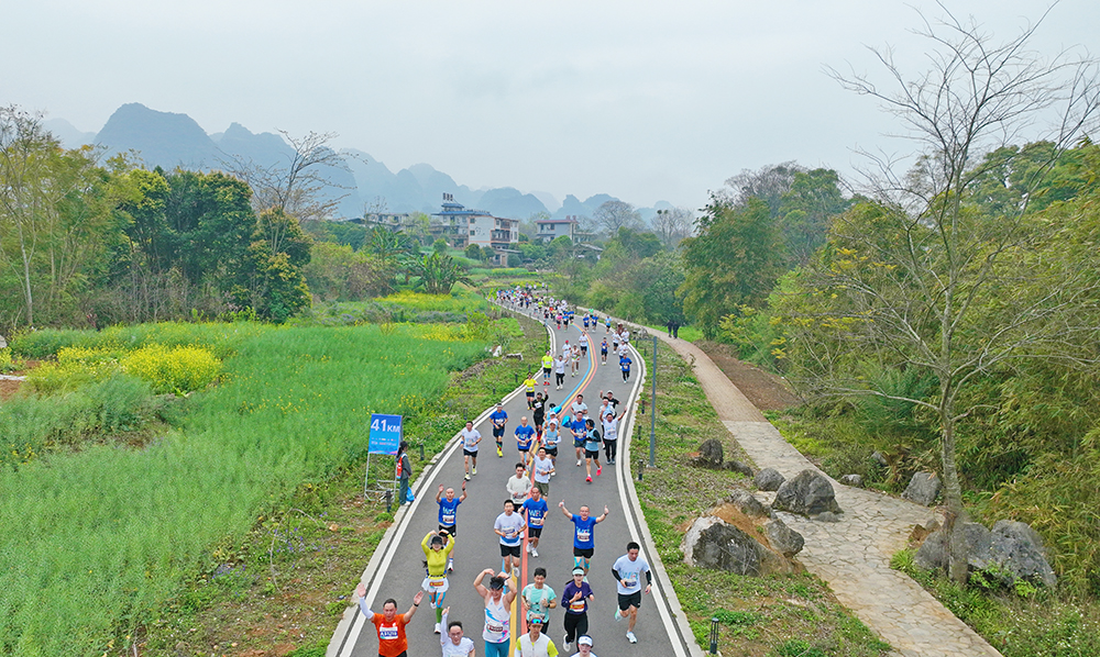 跑进山水画卷 畅享民族风情——2026万峰林马拉松获选手盛赞(图3)