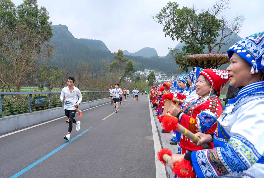 跑进山水画卷 畅享民族风情——2026万峰林马拉松获选手盛赞(图6)