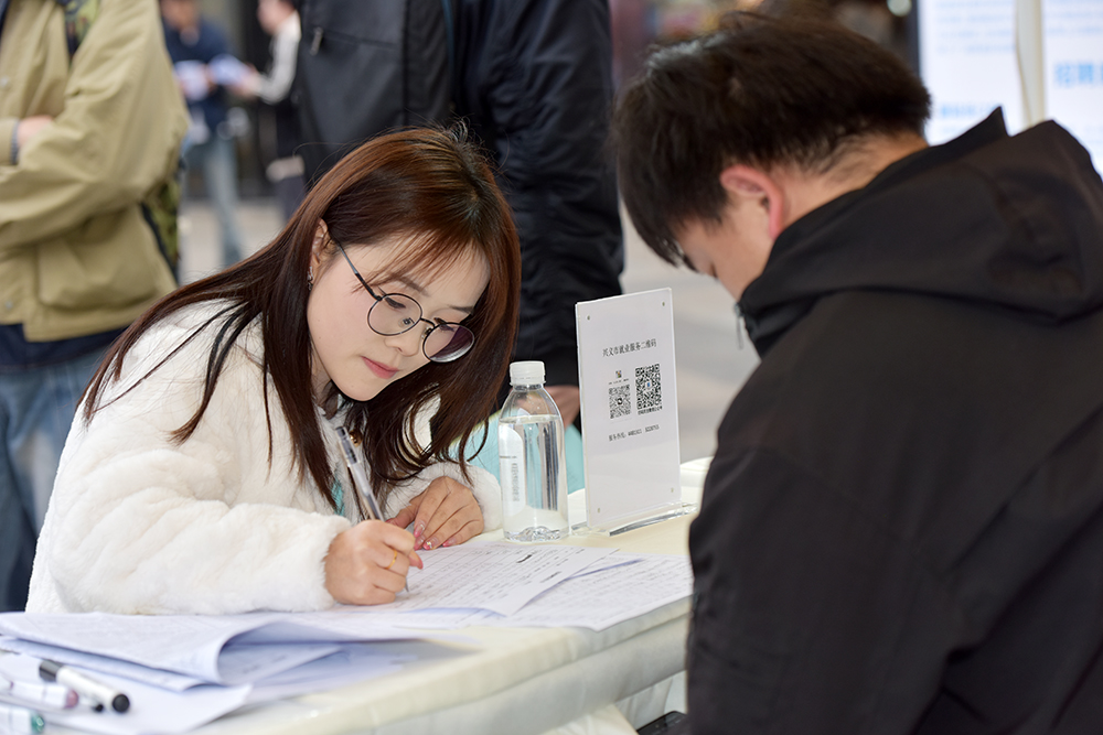 “职引黔程·点亮未来”2026年黔西南州高校毕业生暨求职青年专场招聘会在兴义举行(图2)