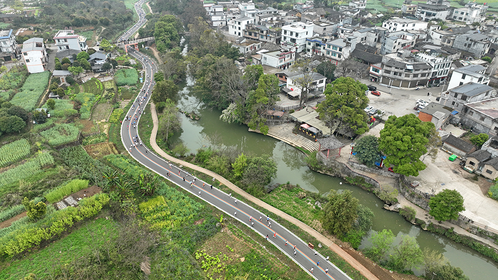 跑进春天里 打卡山水间——2026多彩贵州马拉松超级联赛首站在兴义激情开跑(图3)