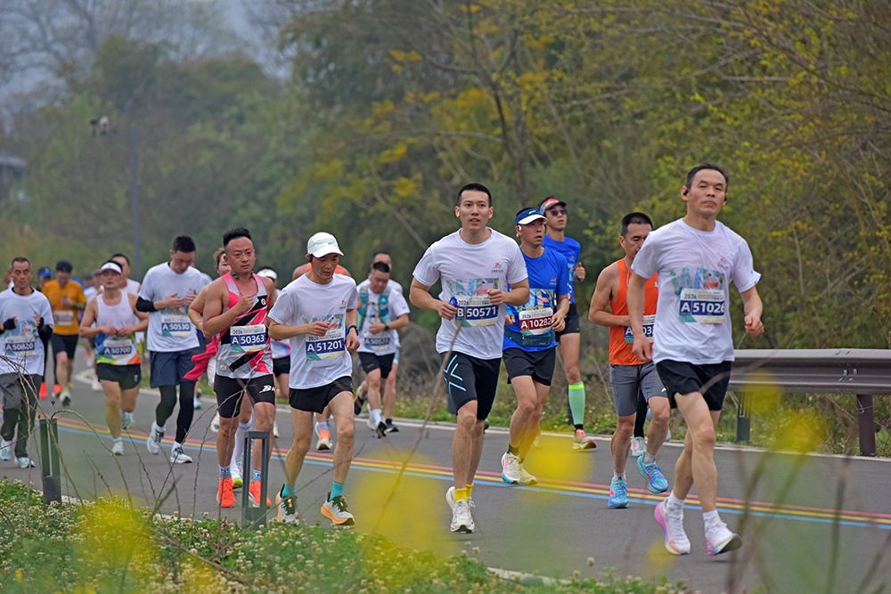 跑进春天里 打卡山水间——2026多彩贵州马拉松超级联赛首站在兴义激情开跑(图4)