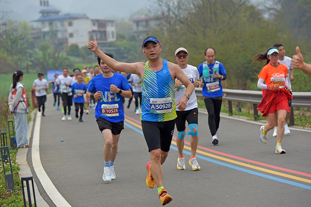 跑进春天里 打卡山水间——2026多彩贵州马拉松超级联赛首站在兴义激情开跑(图7)