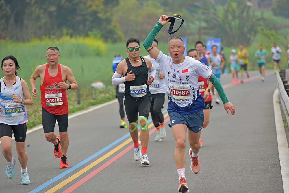 跑进春天里 打卡山水间——2026多彩贵州马拉松超级联赛首站在兴义激情开跑(图11)