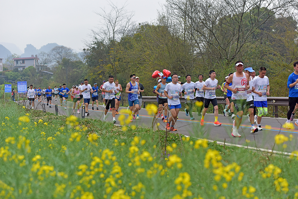 跑进春天里 打卡山水间——2026多彩贵州马拉松超级联赛首站在兴义激情开跑(图12)