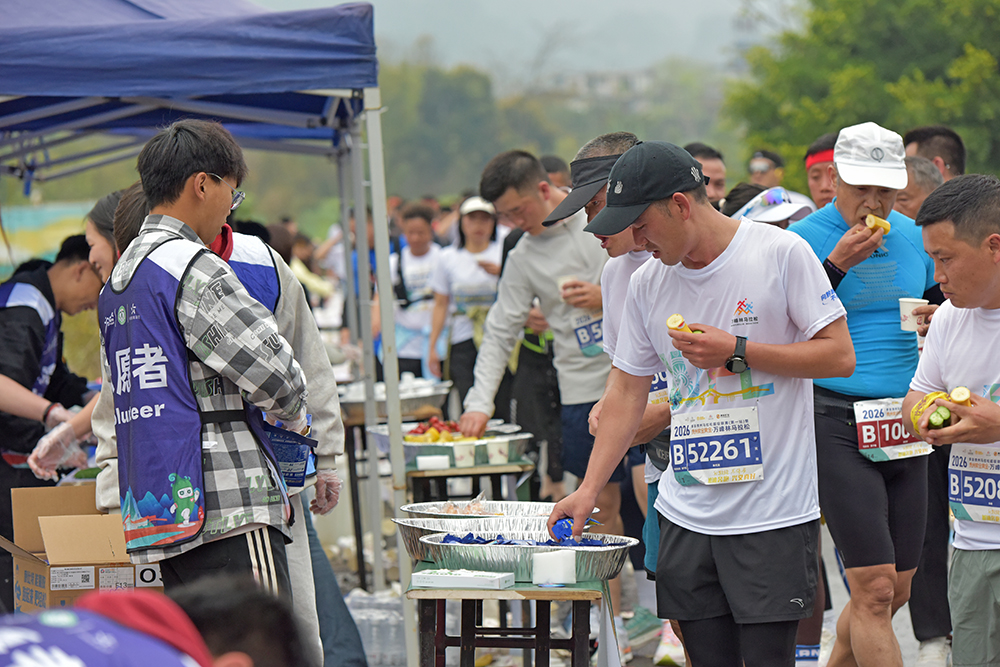 跑进春天里 打卡山水间——2026多彩贵州马拉松超级联赛首站在兴义激情开跑(图6)