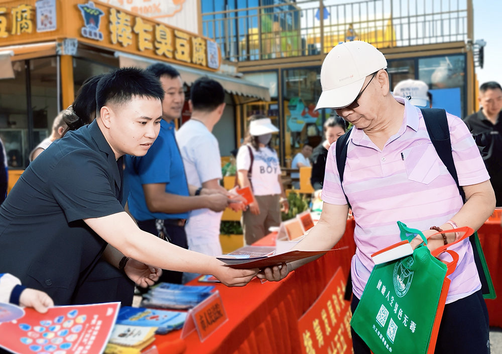 兴义市举行全民国家安全教育日集中宣传活动(图2)