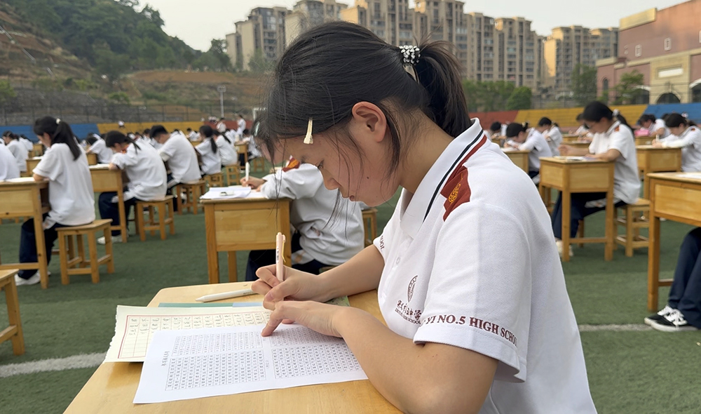 兴义五中举行千人硬笔书法大赛(图2) 兴义五中举行千人硬笔书法大赛(图2)
