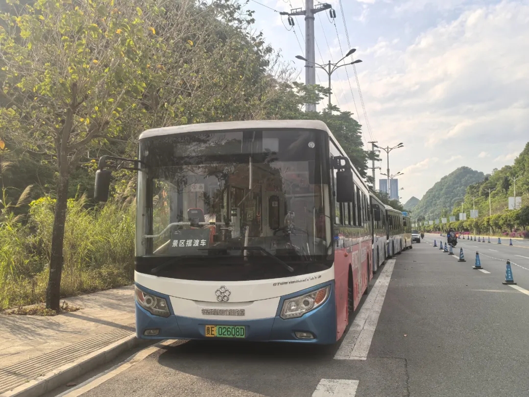 20260502_180723_008 “五一”假期首日 兴义万峰林景区迎来客流高峰(图9)