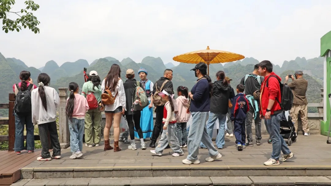 20260502_180723_000 “五一”假期首日 兴义万峰林景区迎来客流高峰(图1)
