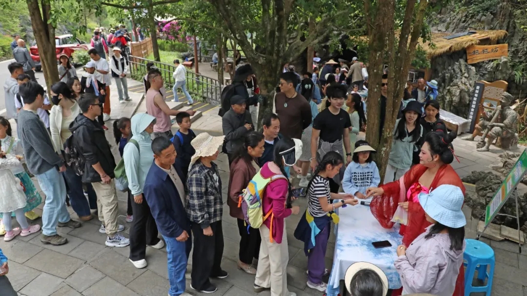 20260502_180723_002 “五一”假期首日 兴义万峰林景区迎来客流高峰(图3)
