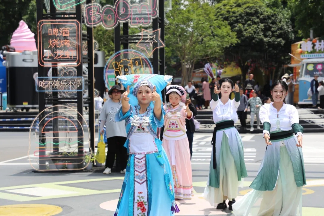 20260502_180723_003 “五一”假期首日 兴义万峰林景区迎来客流高峰(图4)