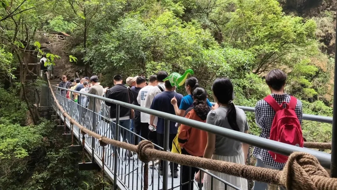 马岭河峡谷迎客流高峰 沉浸式体验点亮“五一”假日(图3)