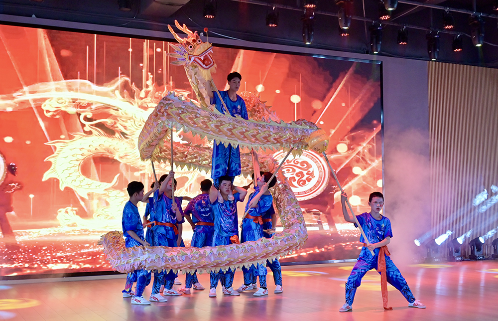 图为舞龙表演 黔西南州第三十六个全国助残日活动举行(图2)