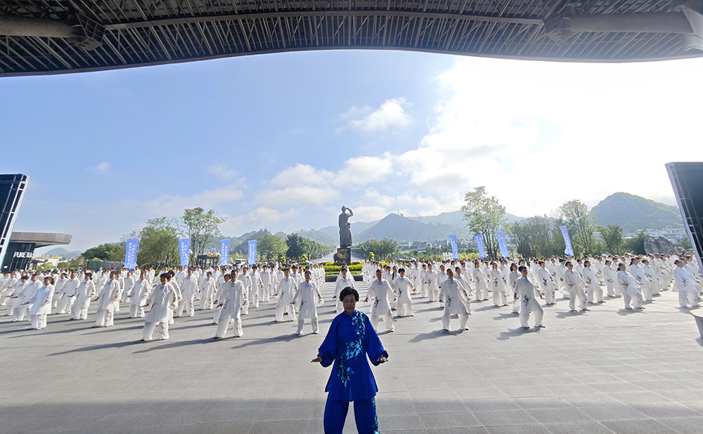 2026年全国健身气功助力乡村振兴志愿服务暨百城千村交流展示活动贵州省启动仪式（黔西南州）在万峰林举行(图1)