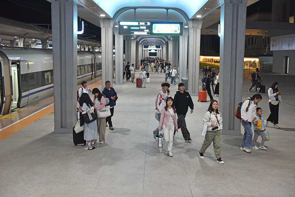 成都往返兴义夕发朝至 凭高铁车票可免票畅游景区(图3)