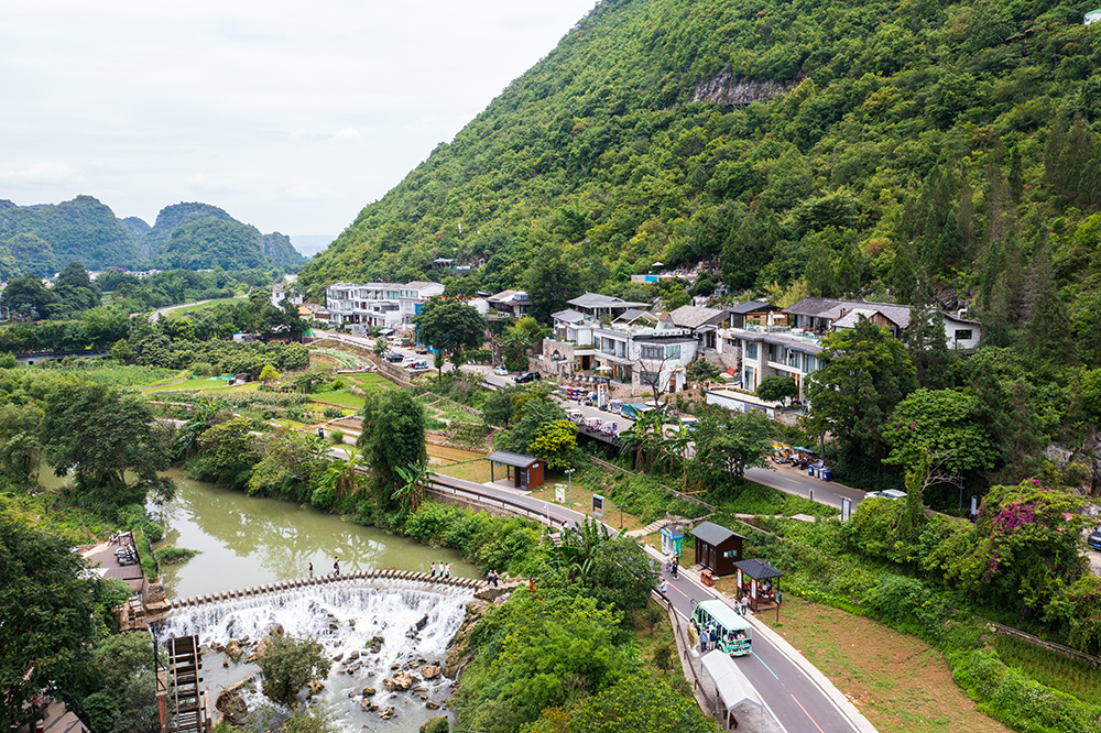 贵州兴义万峰林：夏日稻绿染峰林 农旅融合促振兴(图3)