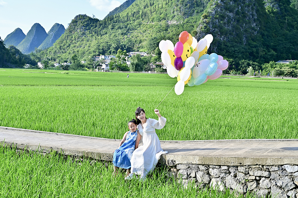 贵州兴义万峰林：夏日稻绿染峰林 农旅融合促振兴(图6)