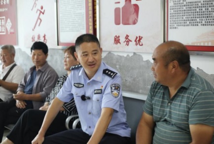 “黔”进先锋·榜样力量丨从“龙警官”到“龙哥”,驻村第一书记龙万鑫的十年乡村振兴路(图2) “黔”进先锋·榜样力量丨从“龙警官”到“龙哥”,驻村第一书记龙万鑫的十年乡村振兴路(图2)