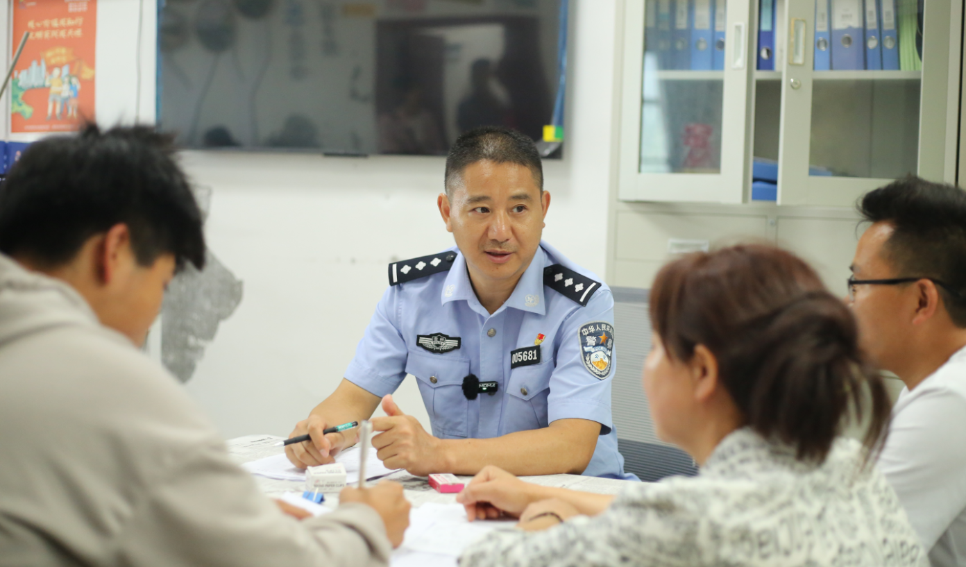 “黔”进先锋·榜样力量丨从“龙警官”到“龙哥”,驻村第一书记龙万鑫的十年乡村振兴路(图4) “黔”进先锋·榜样力量丨从“龙警官”到“龙哥”,驻村第一书记龙万鑫的十年乡村振兴路(图4)