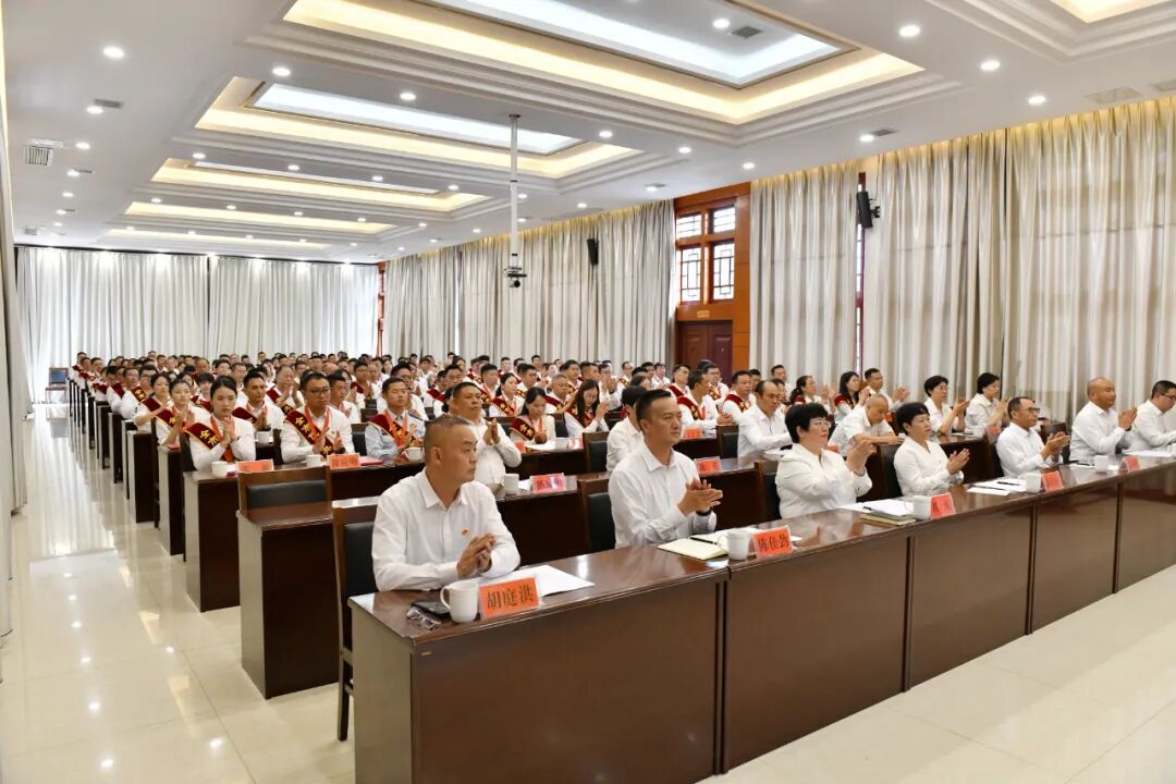 640 兴义市“两优一先”表彰大会召开(图3)
