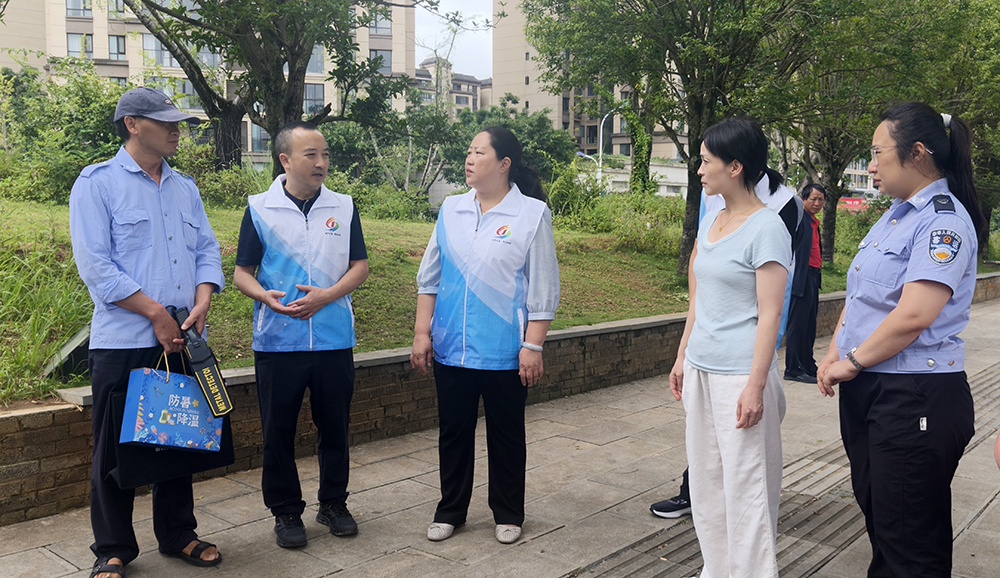 州畅达交运集团开展“党建引领工建·清凉关爱一线”慰问活动(图1)