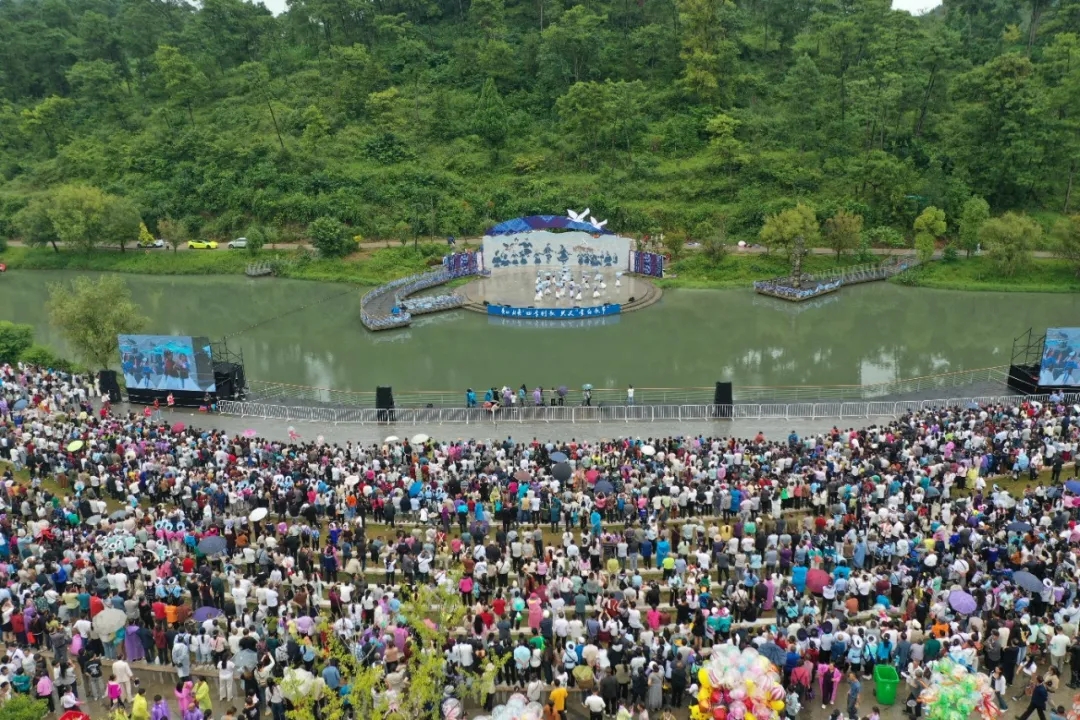 一曲查白歌 相约兴义城！贵州“村舞”暨四季村歌兴义“查白歌节”热闹非凡(图1)