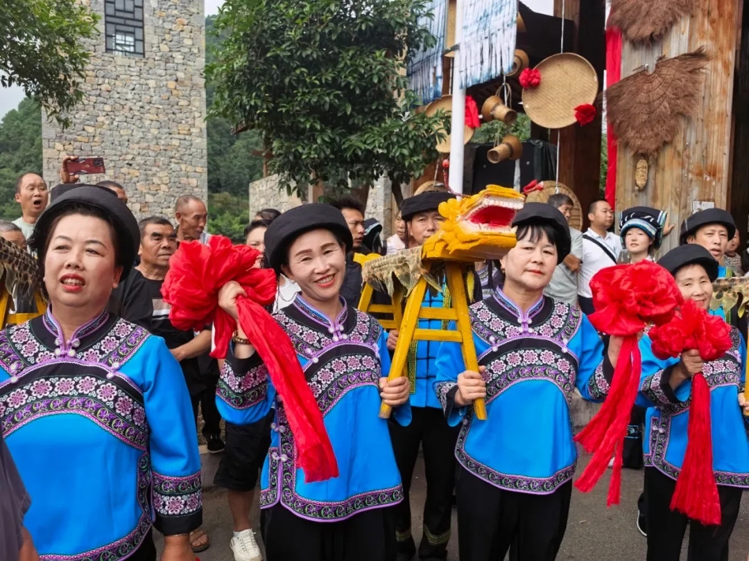一曲查白歌 相约兴义城！贵州“村舞”暨四季村歌兴义“查白歌节”热闹非凡(图2)