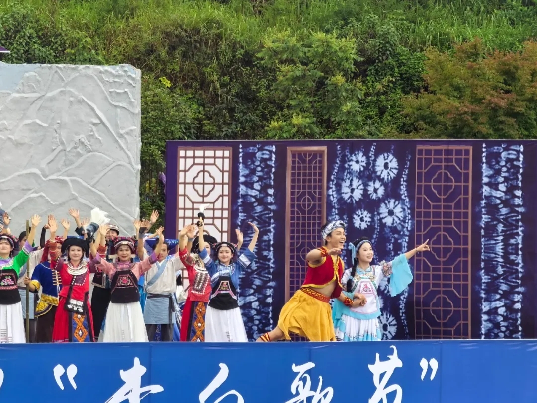 一曲查白歌 相约兴义城！贵州“村舞”暨四季村歌兴义“查白歌节”热闹非凡(图13)