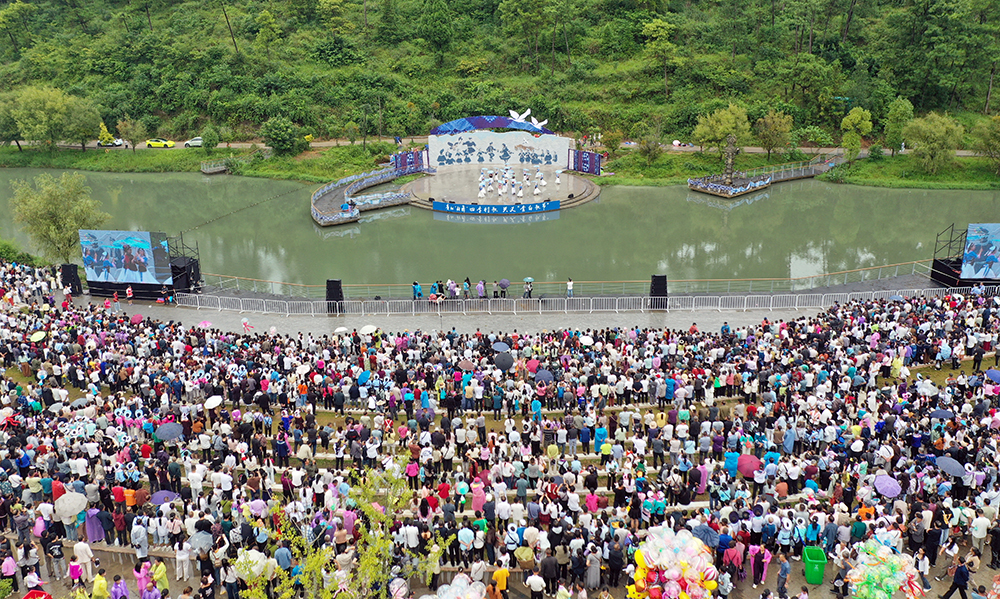 兴义查白歌节：水上实景歌舞《查白歌飞》演绎民族团结新篇章(图3)