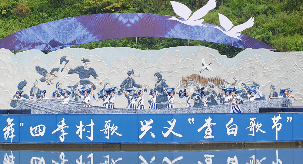 兴义查白歌节：水上实景歌舞《查白歌飞》演绎民族团结新篇章(图1)