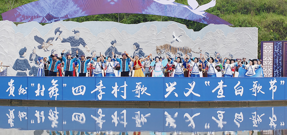 兴义查白歌节：水上实景歌舞《查白歌飞》演绎民族团结新篇章(图2)