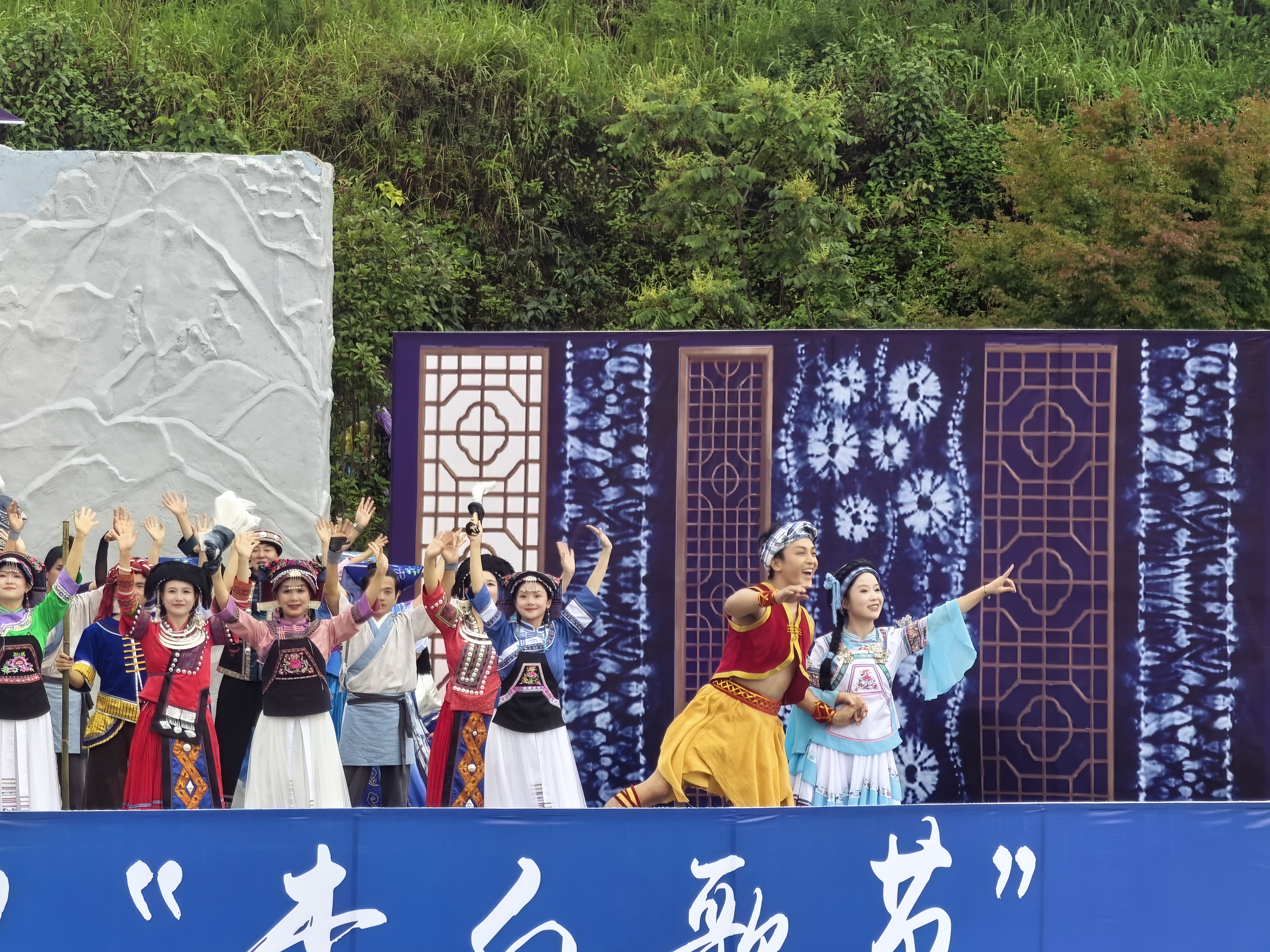 兴义查白歌节：水上实景歌舞《查白歌飞》演绎民族团结新篇章(图4)
