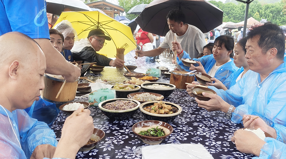 特色查白场亮点纷呈！兴义查白歌节激活乡村文旅消费新动能(图2)