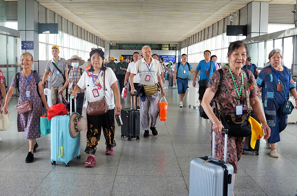 桂粤旅游专列直达兴义 跨省避暑游持续升温(图7)