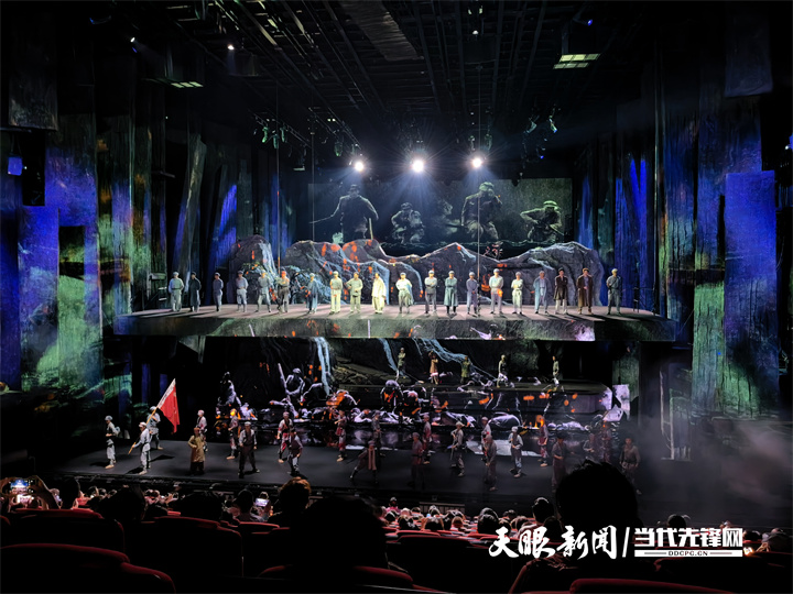 演出超2400场,接待游客近80万人次 《伟大转折》成为讲好长征故事的“新窗口”(图2) 《伟大转折》剧照2.jpg