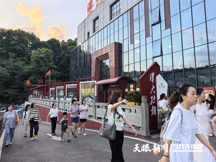 演出超2400场,接待游客近80万人次 《伟大转折》成为讲好长征故事的“新窗口”(图5) 伟大转折剧场外.jpg
