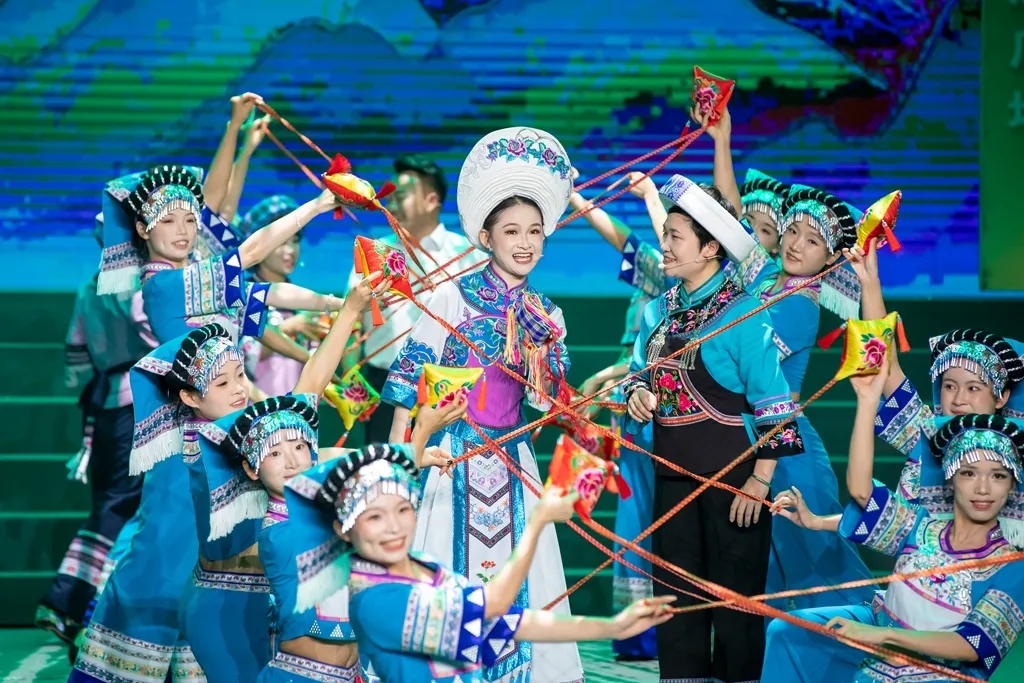 贵州“村舞”黔西南民族歌舞剧《锦·蓝》预热专场在册亨上演(图2)