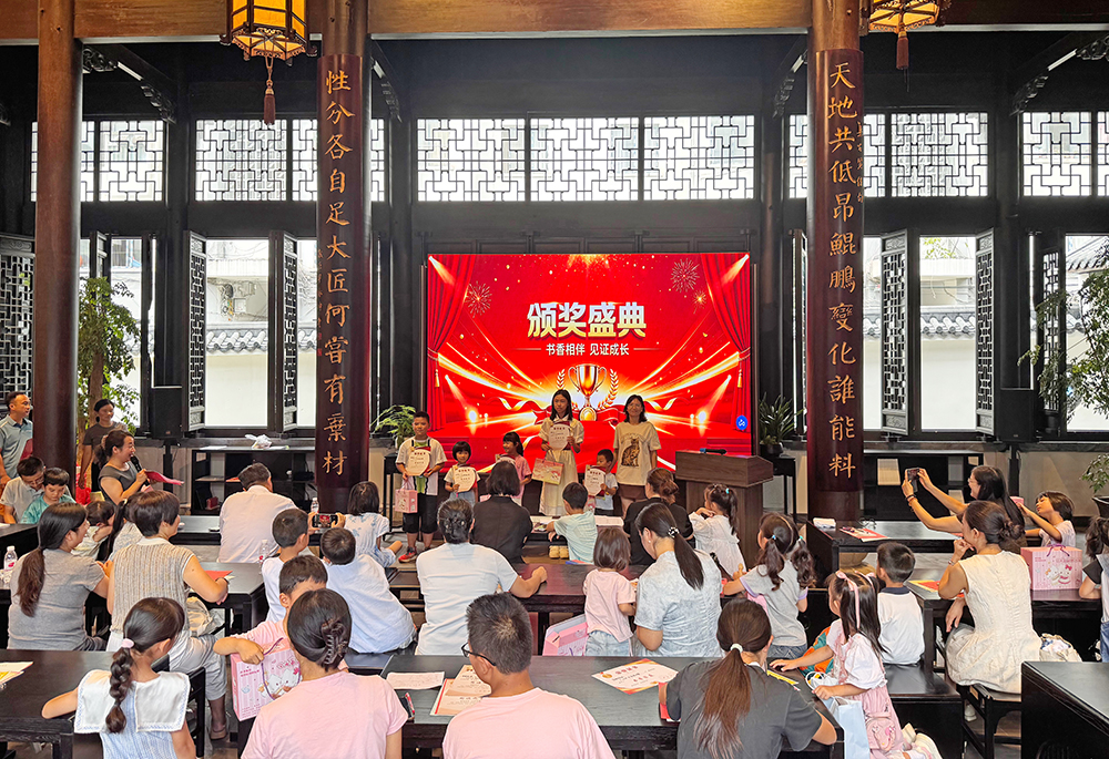 图为第六场收官活动走进黄草街道红星社区笔山教育院,亲子家庭齐聚现场。 兴义:书香接力进社区 亲子共读润童心(图1)