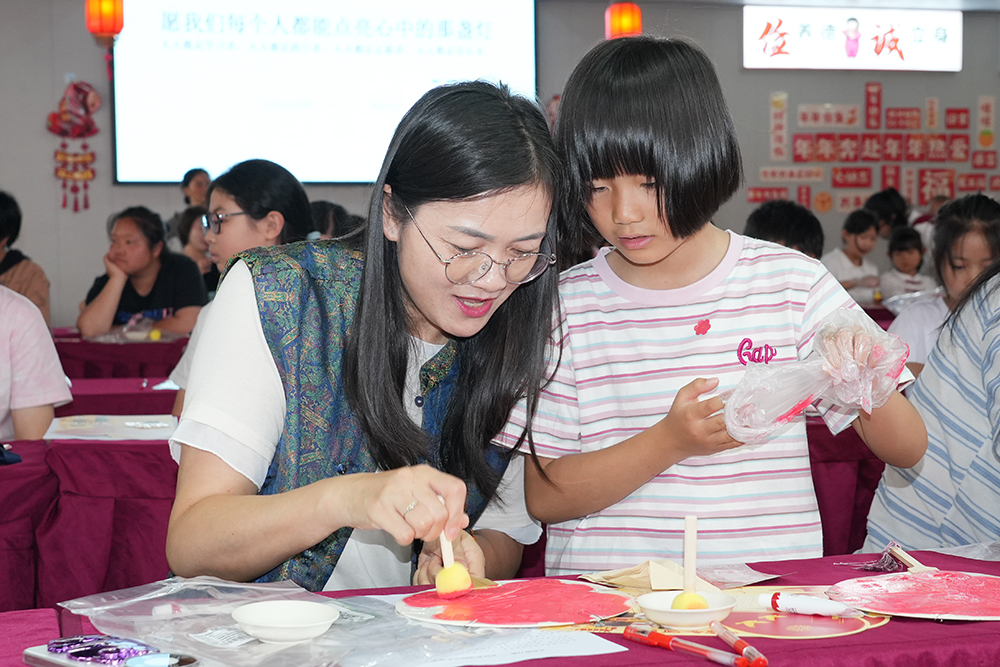 兴义：书香接力进社区 亲子共读润童心(图4)
