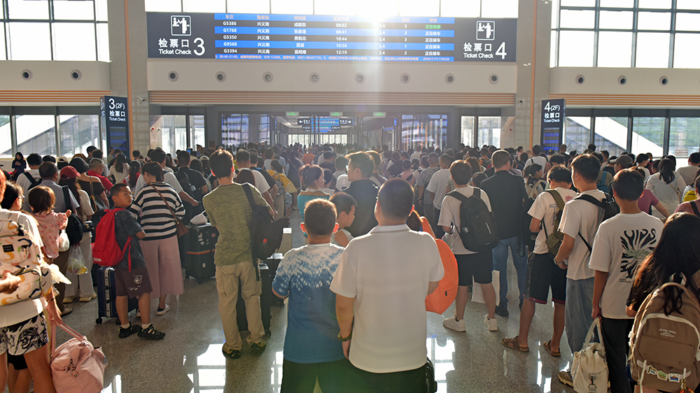 兴义南站暑运到发旅客超120万人次 单日发送量五次破纪录(图6)
