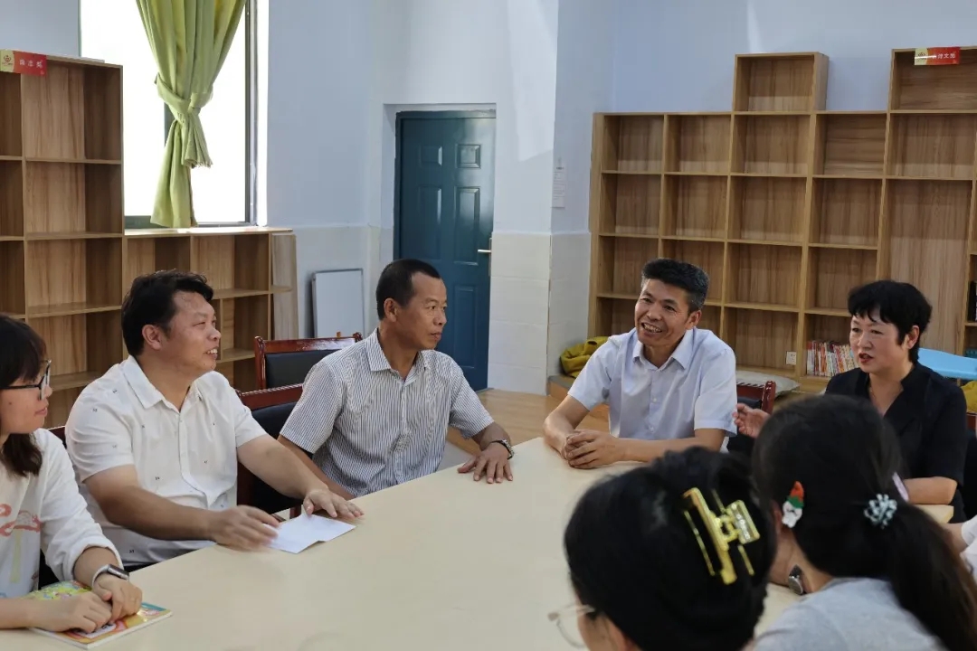 20260910_223746_010 顾先林钟代刚兰有祥黄晨等市领导看望慰问教师并调研教育工作向全市广大教师和教育工作者致以节日祝福(图9)