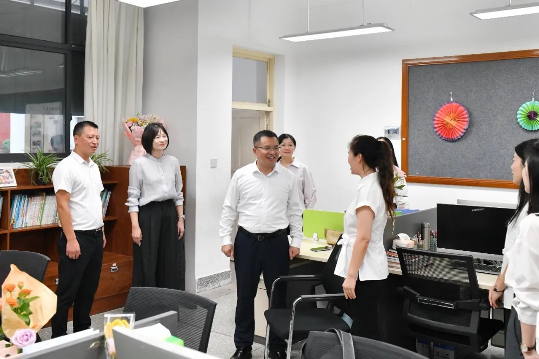 20260910_223746_003 顾先林钟代刚兰有祥黄晨等市领导看望慰问教师并调研教育工作向全市广大教师和教育工作者致以节日祝福(图2)