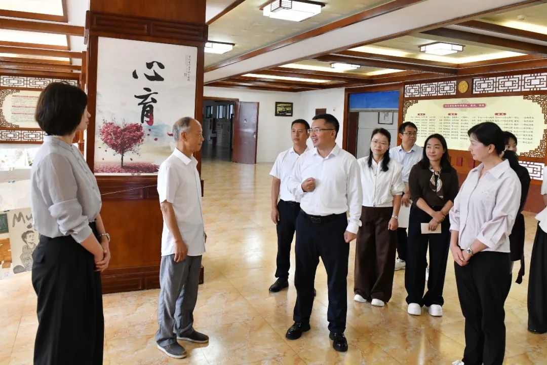20260910_223746_004 顾先林钟代刚兰有祥黄晨等市领导看望慰问教师并调研教育工作向全市广大教师和教育工作者致以节日祝福(图3)