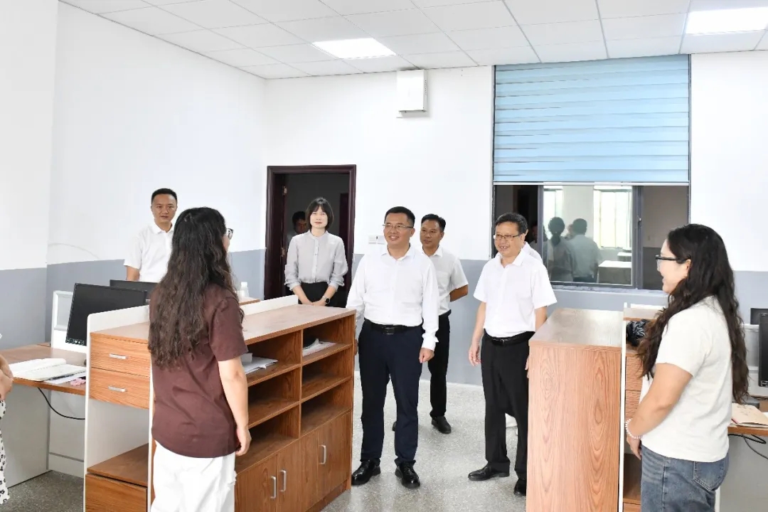 20260910_223746_005 顾先林钟代刚兰有祥黄晨等市领导看望慰问教师并调研教育工作向全市广大教师和教育工作者致以节日祝福(图4)